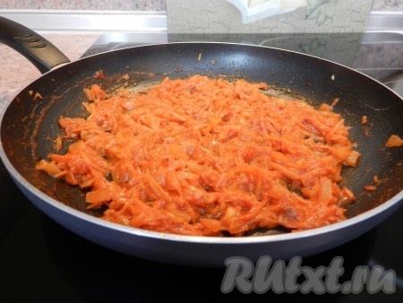 На растительном масле обжарить лук и морковь, добавить чеснок, соль, перец по вкусу, соус, немного воды и потушить несколько минут.