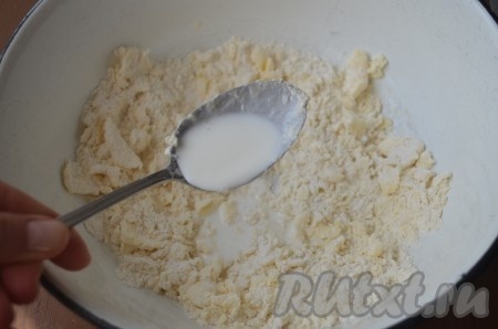 Влить молоко, быстро замесить тесто. Молоко вливать по столовой ложке, так как его может понадобиться больше или меньше, в зависимости от консистенции теста.