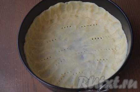 Распределить тесто тонким слоем по форме (диаметр 20-22 см), формируя бортики. Наколоть и убрать в холодильник, пока готовим начинку творожного пирога.