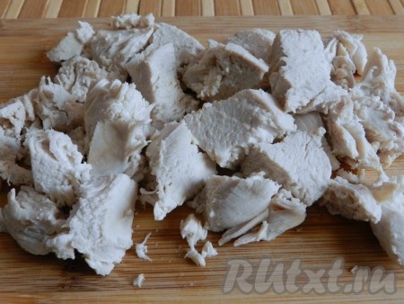 Когда мясо сварится, вытащить его из бульона.  Куриное мясо нарезать на кусочки. В бульон опустить картофель и варить его до готовности.