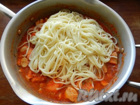 Спагетти отварить по инструкции на упаковке. Готовые спагетти соединить с соусом из лосося и помидоров.