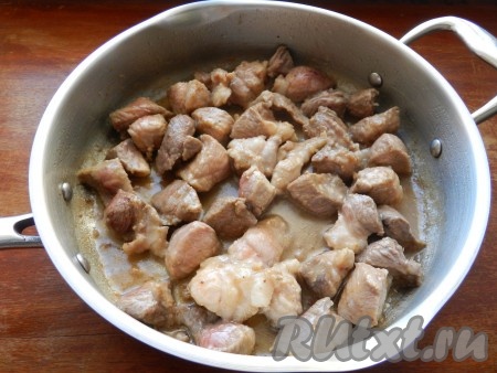 В сковороде разогреть растительное масло и обжарить кусочки мяса до румяной корочки.