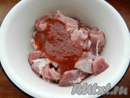 Свинину помыть, обсушить, нарезать небольшими кусочками. Добавить к мясу соус из слив.