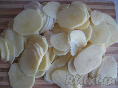 Картофель режем тонкими кружочками.
