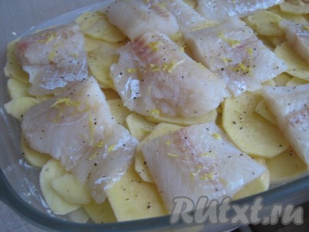 На картофель выкладываем кусочки рыбы. Каждый кусочек рыбы посыпаем лимонной цедрой и сбрызгиваем лимонным соком.
