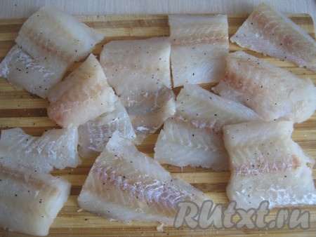 Рыбу нарезаем на порционные кусочки, солим и перчим со всех сторон.    
