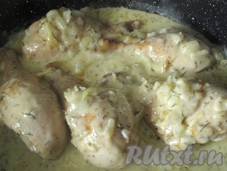 В соус выложить кусочки курицы и тушить под крышкой около 30 минут, периодически поливая их сметанным соусом.

