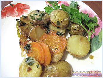 Молодой картофель с морковкой