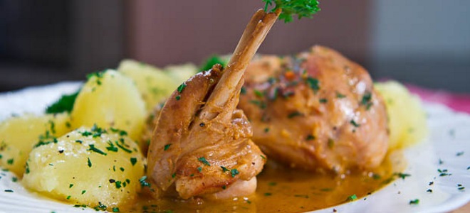 Кролик с картошкой в духовке — рецепты приготовления в фольге, рукаве и горшочке, со сметаной или майонезом