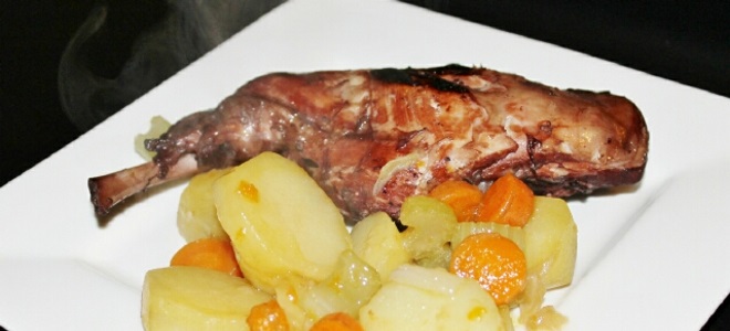 Кролик с картошкой в духовке — рецепты приготовления в фольге, рукаве и горшочке, со сметаной или майонезом