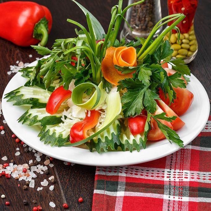 Фото овощной салат в тарелке