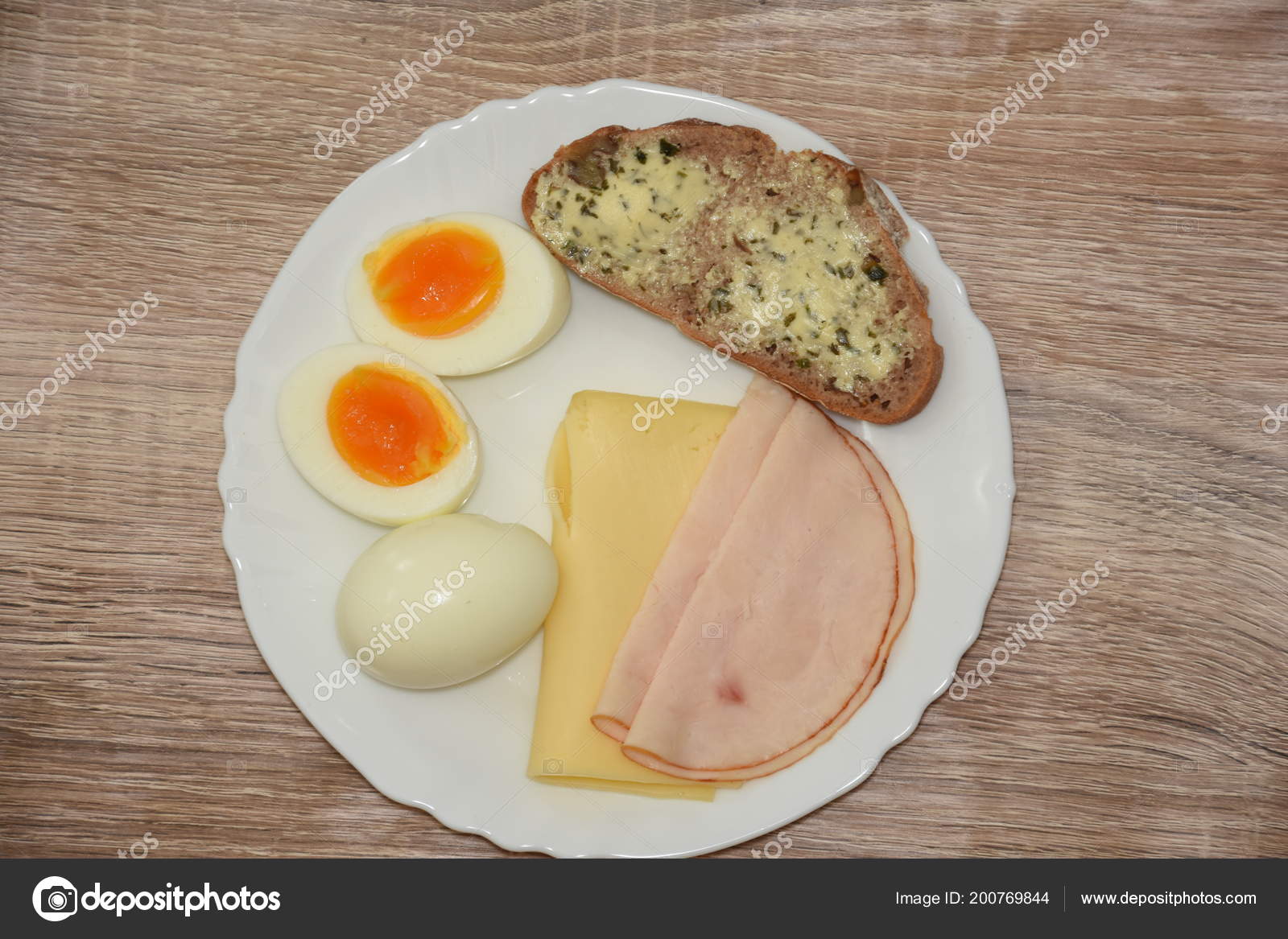 Завтрак с яйцом колбасой и сыром
