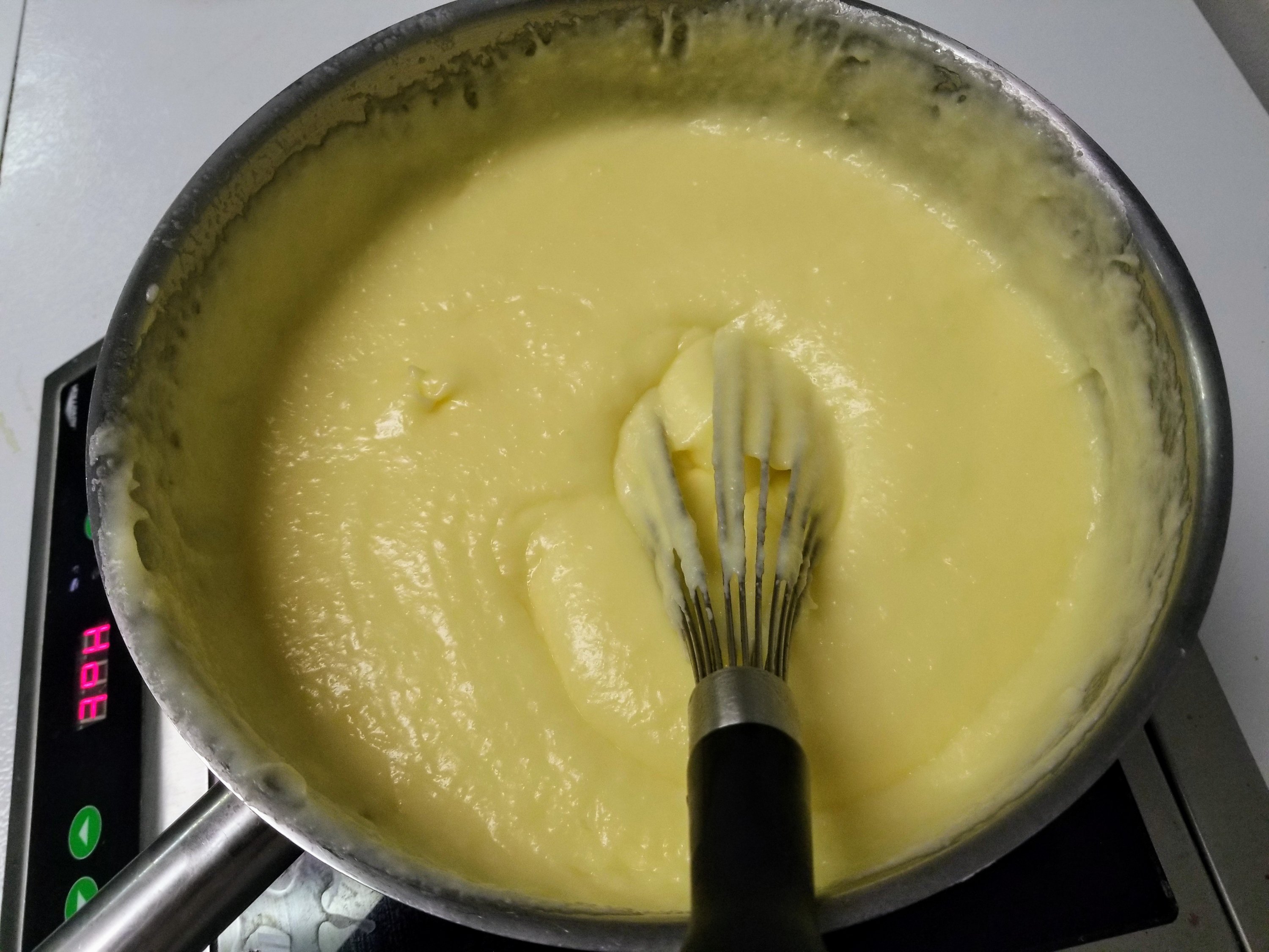 Рецепт заварного крема с маслом сливочным. Заварной крем. Приготовление заварного крема. Торт с заварным кремом. Красивый заварной крем.