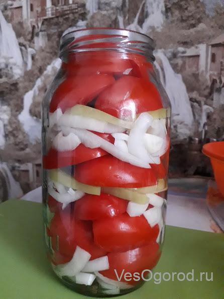 Выкладываем слоями лук перец и помидоры