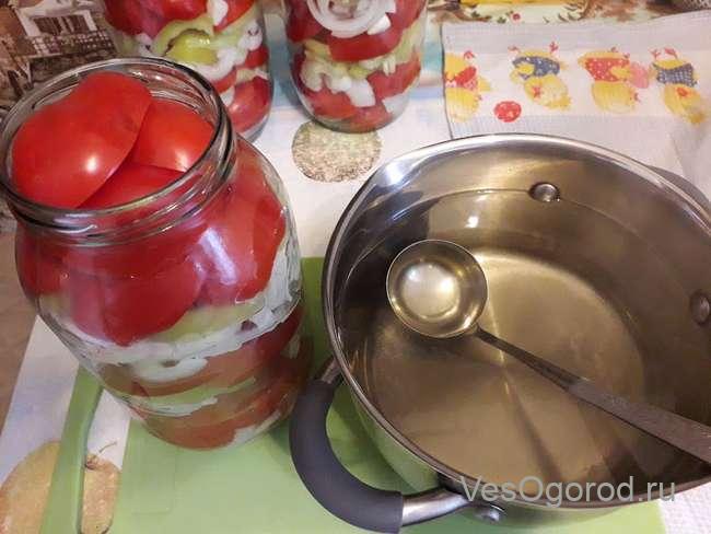 Заливаем помидоры маринадом