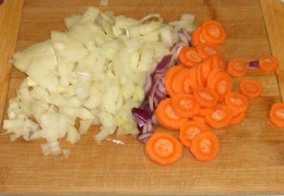 Порубить морковь, сельдерей и лук. 
