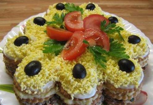Пикантный овощной салат с крекерами