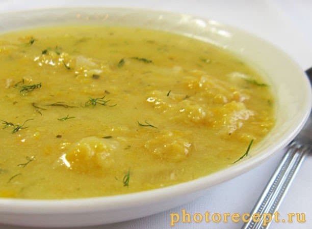 Желтый суп с чечевицей и сырым желтком