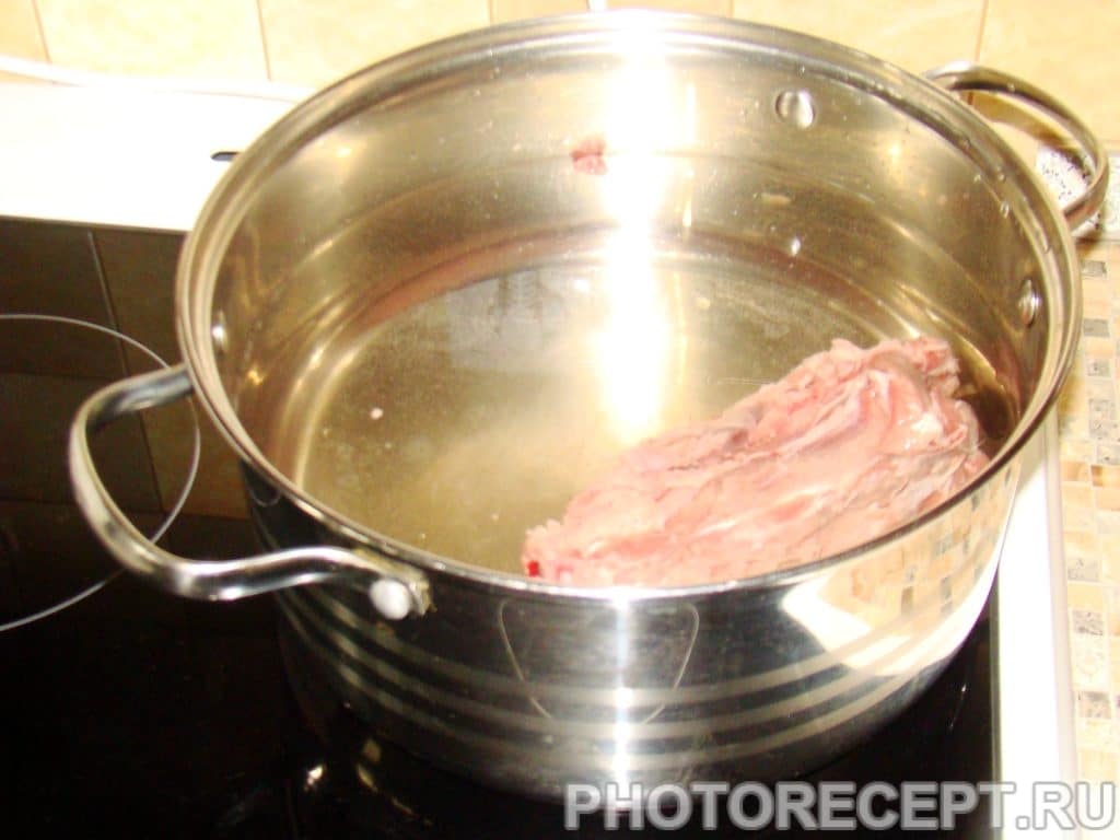 Фото рецепта - Горячий свекольник с мясом - шаг 1