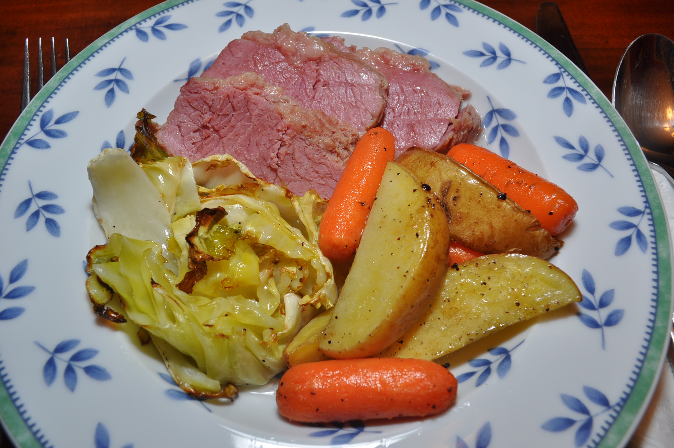 Мясо морковь картошка рецепт. Гарнир к мясу. Овощи к мясу на гарнир. Капуста с мясом гарнир. Мясо с картошкой и капустой в духовке.